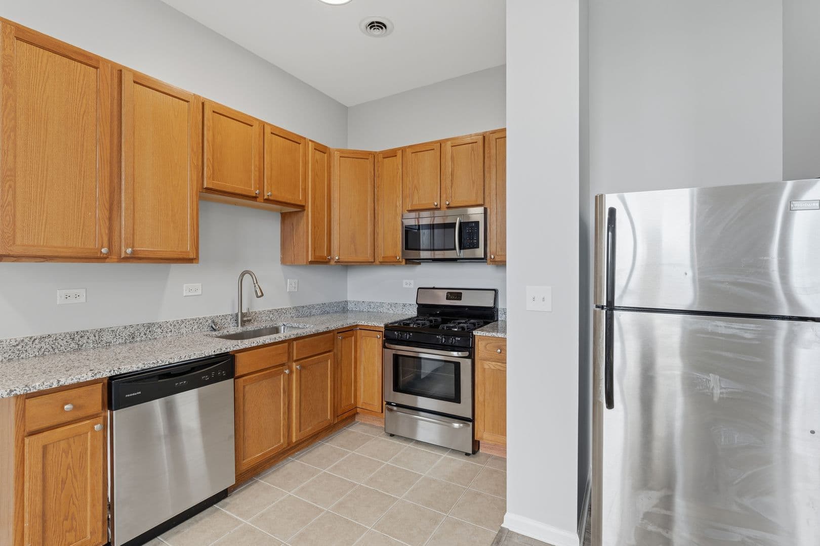 Chicago Apartment: 2451 W Howard Street