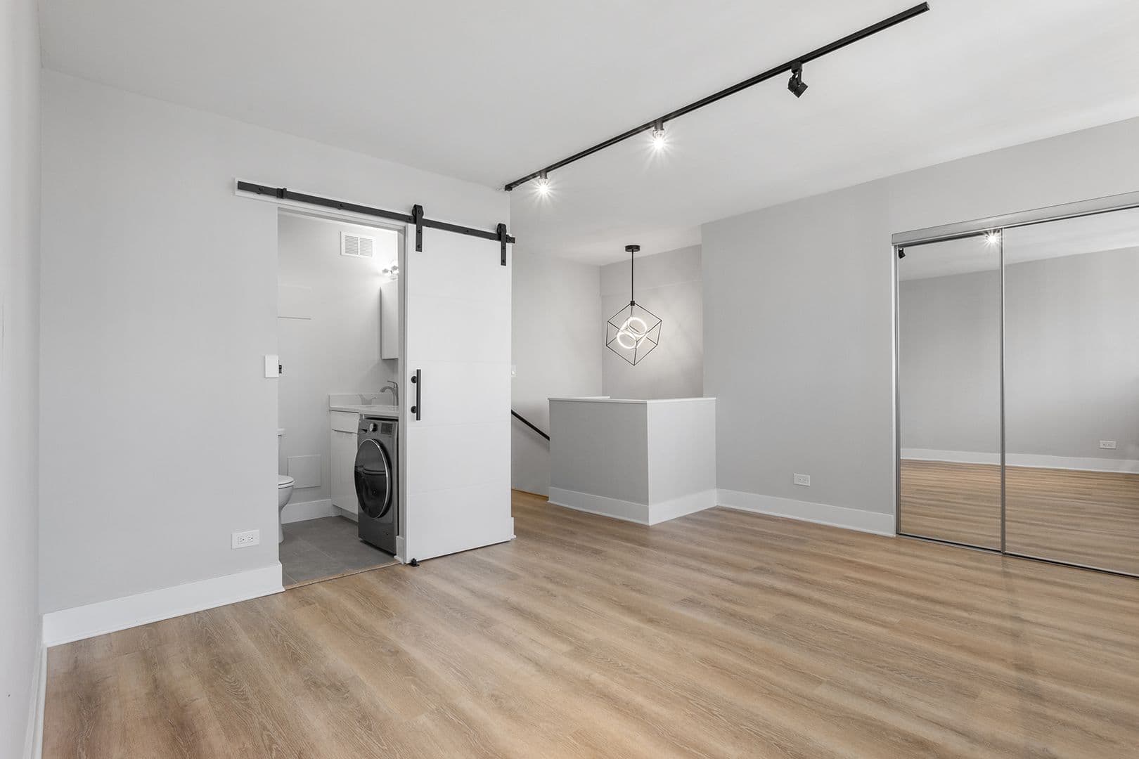 Chicago Apartment: 6166 N Sheridan Rd