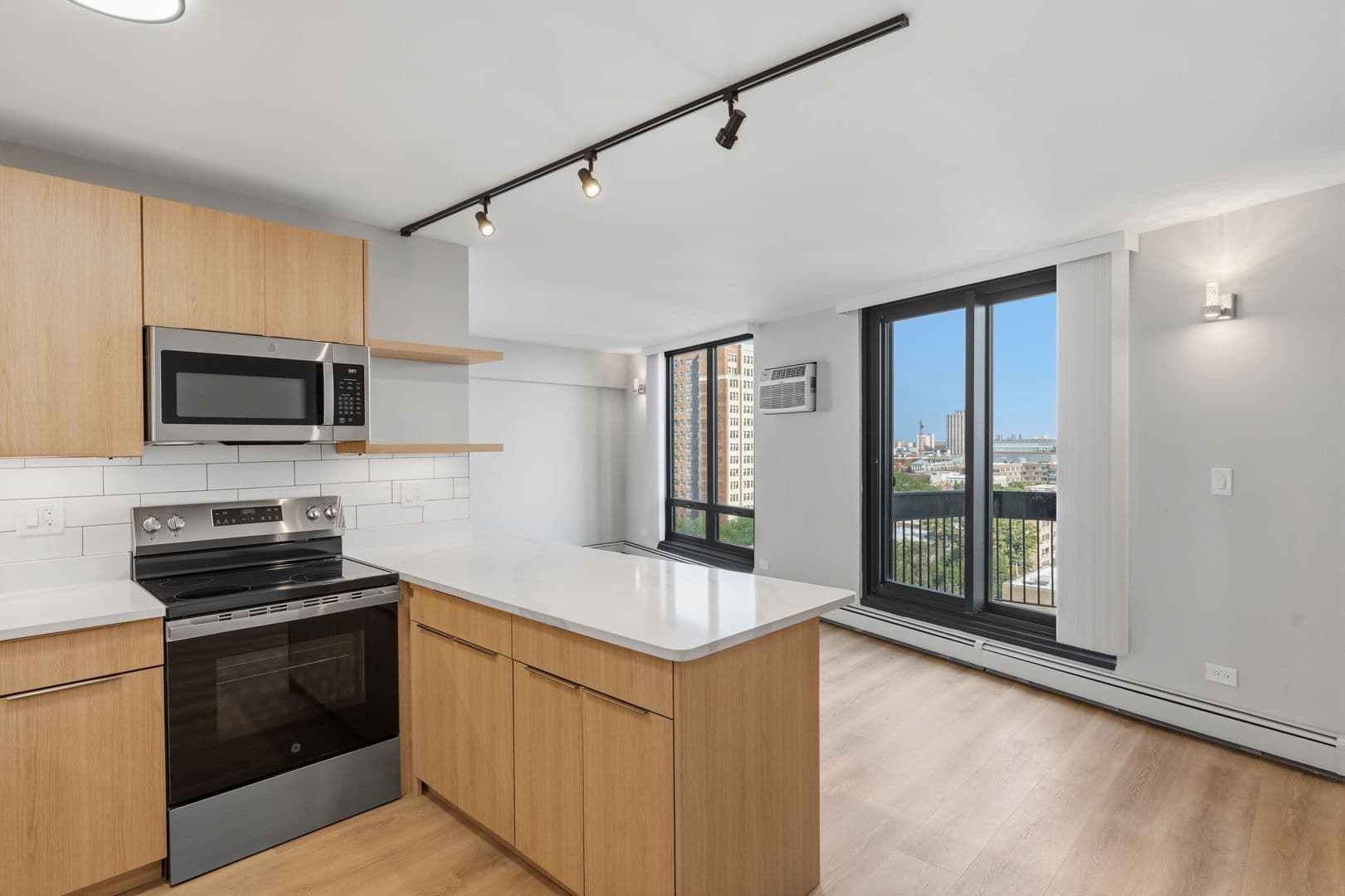Chicago Apartment: 6166 N Sheridan Rd