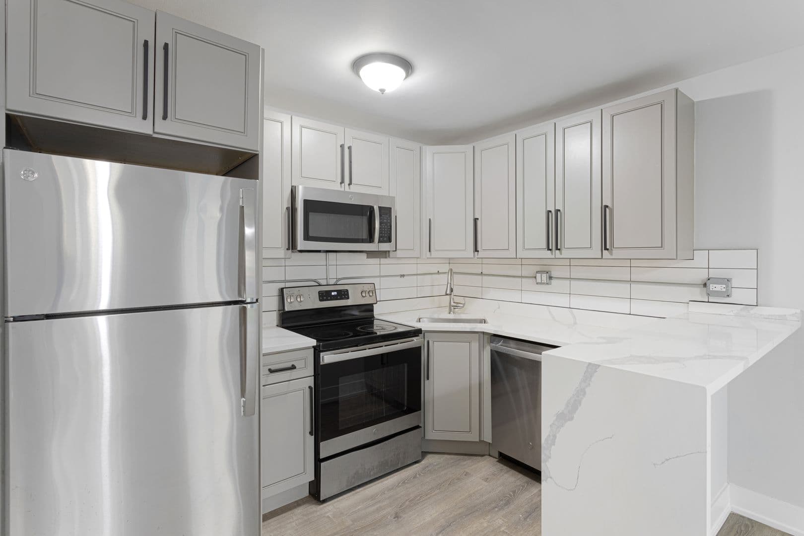 Chicago Apartment: 7070 N Sheridan Rd