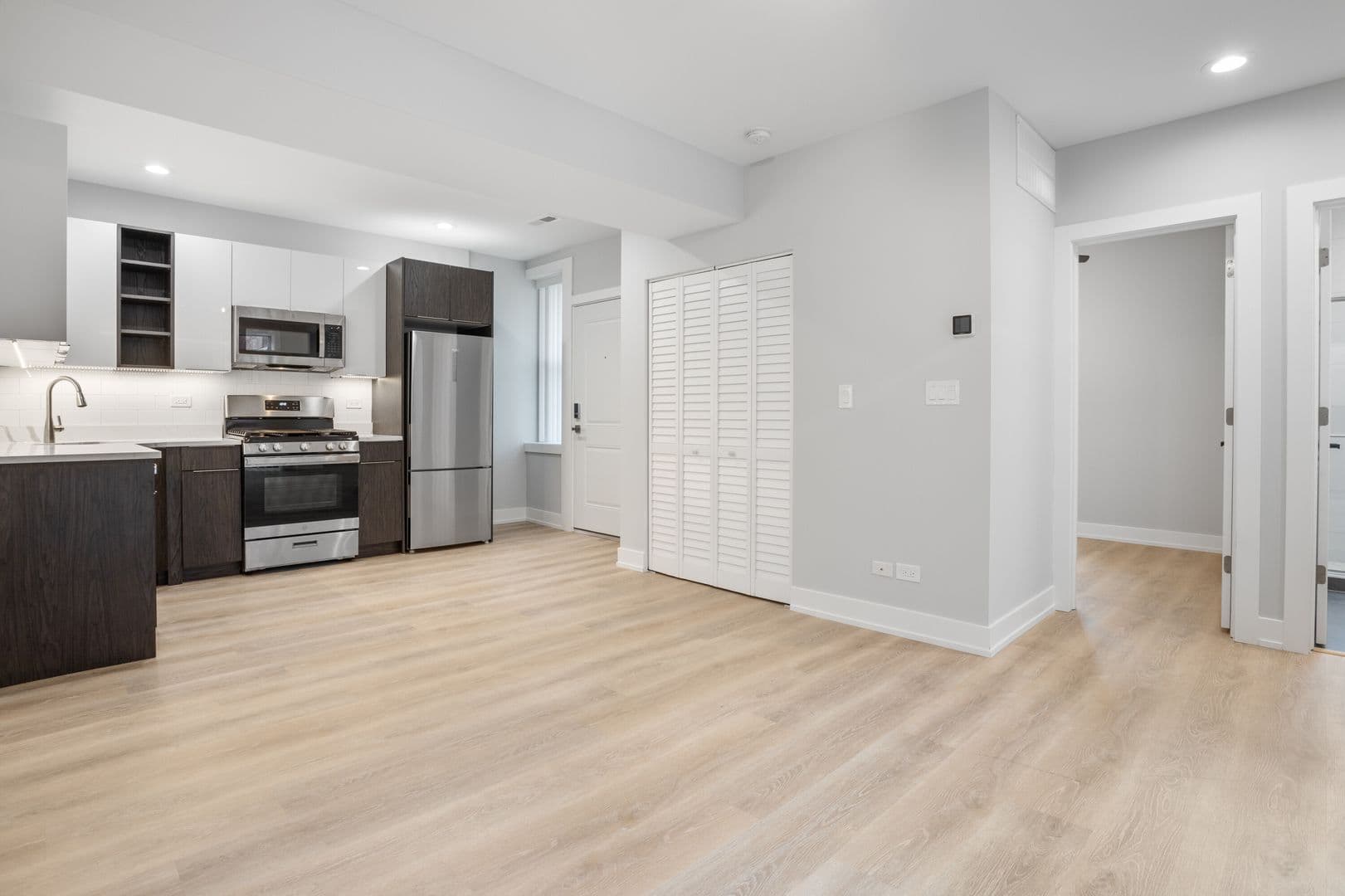 Chicago Apartment: 1548-1558.5 W Juneway