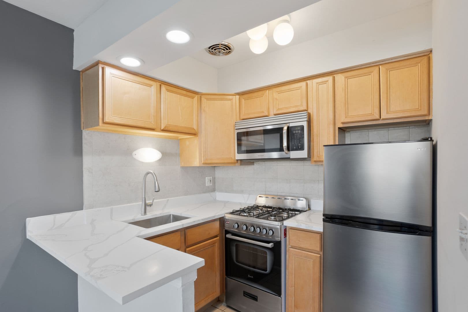 Chicago Apartment: 6758 N. Sheridan Rd.