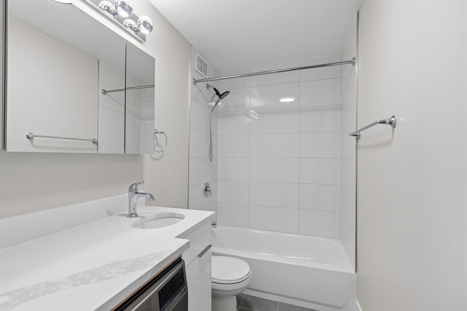 Chicago Apartment: 6166 N Sheridan Rd