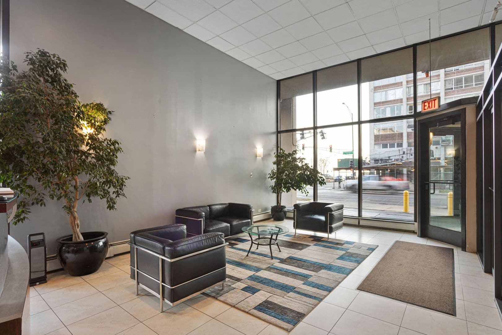 Chicago Apartment: 6166 N Sheridan Rd