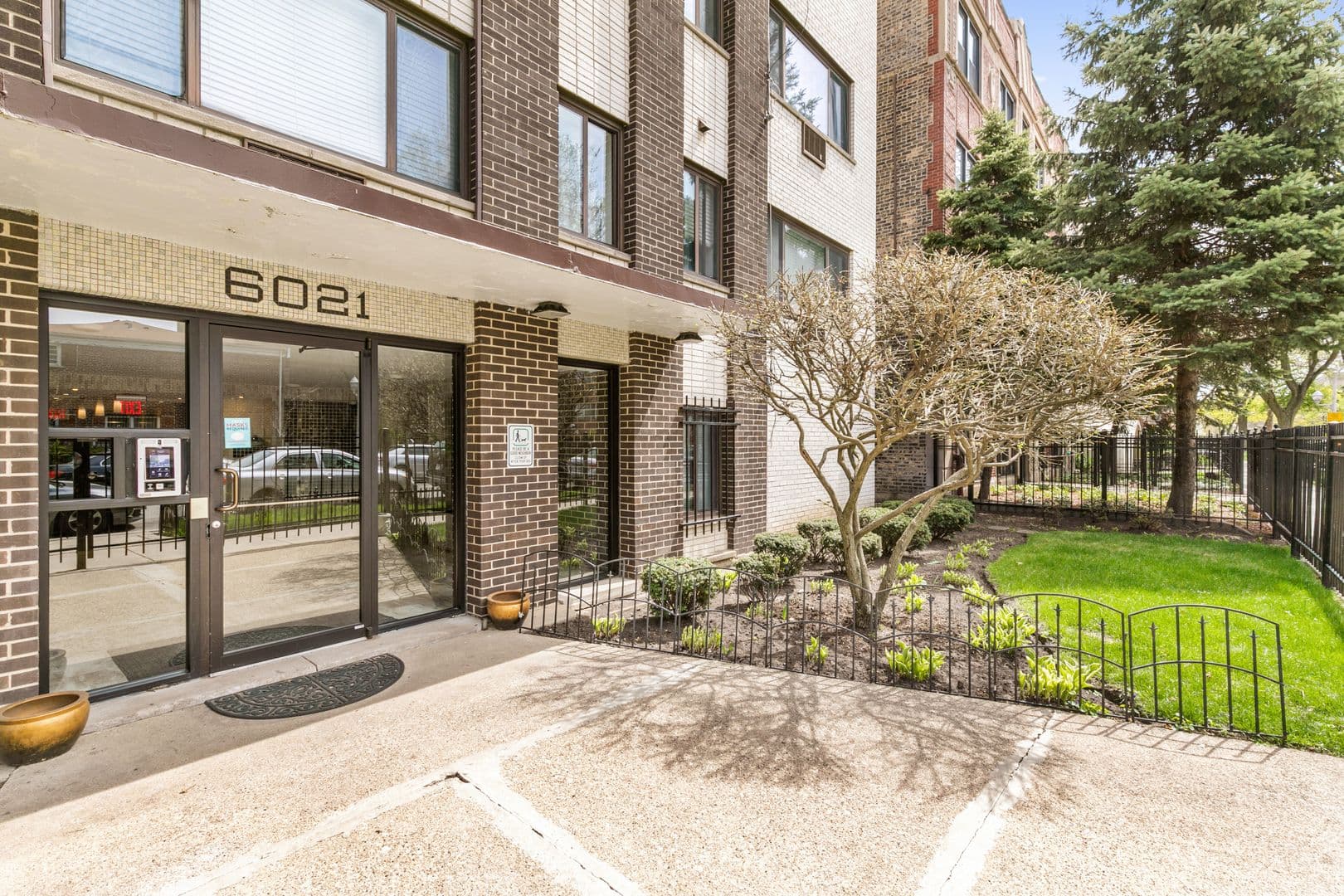 Chicago Apartment: 6021 N Winthrop Ave