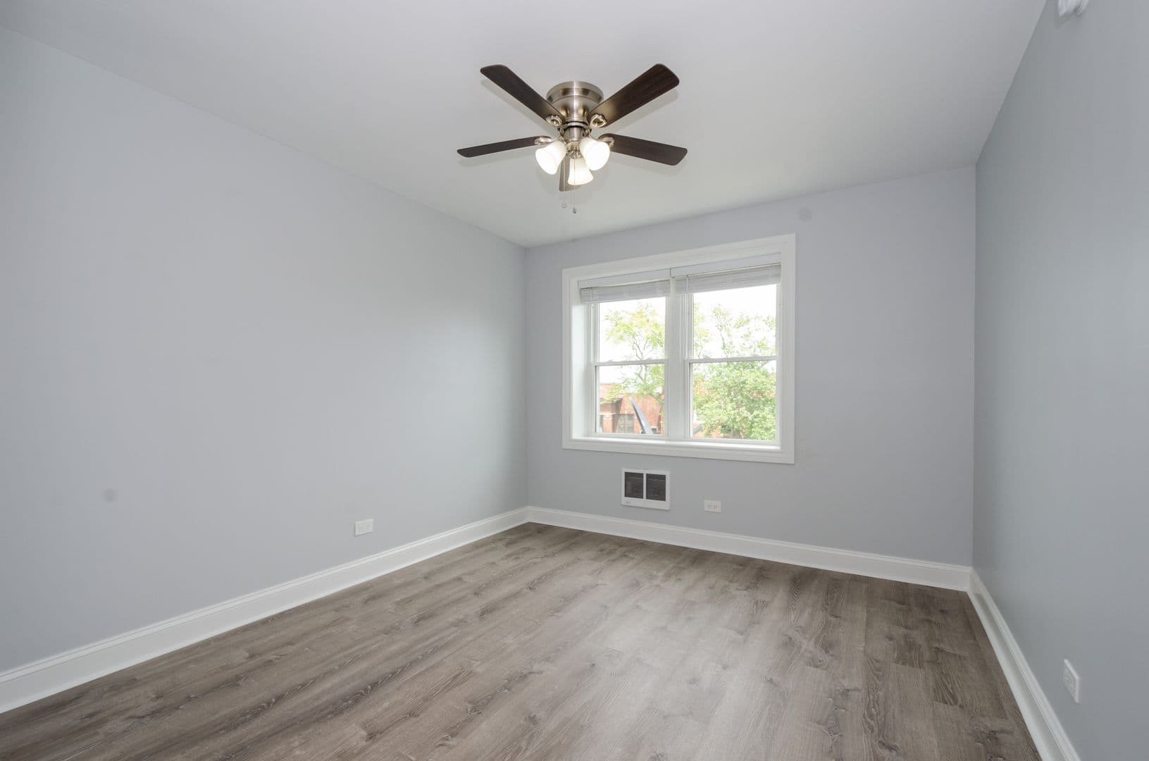 Chicago Apartment: 7710 N Sheridan Rd