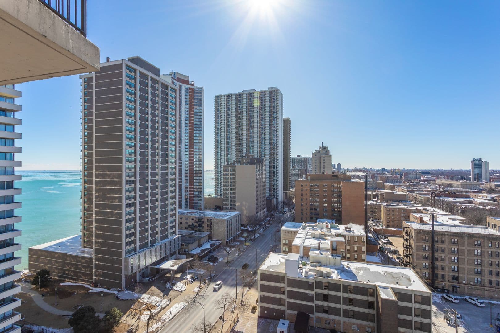 Chicago Apartment: 6166 N Sheridan Rd