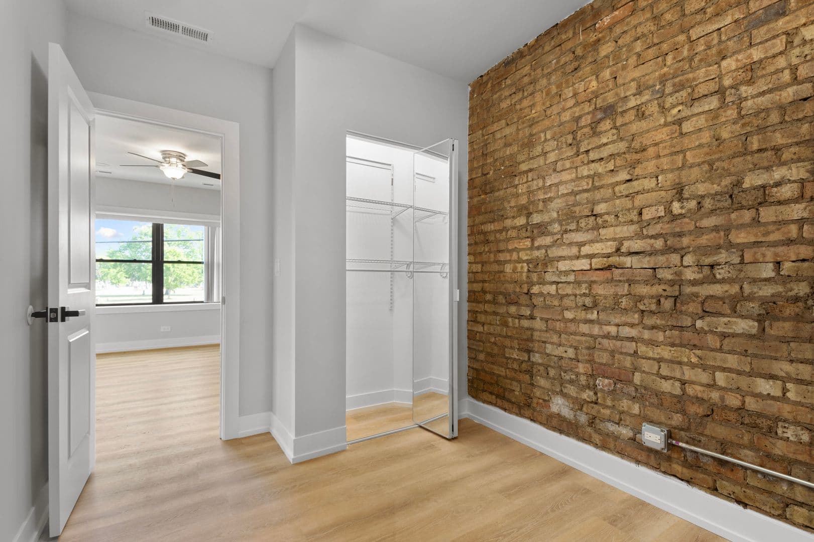 Chicago Apartment: 1548-1558.5 W Juneway