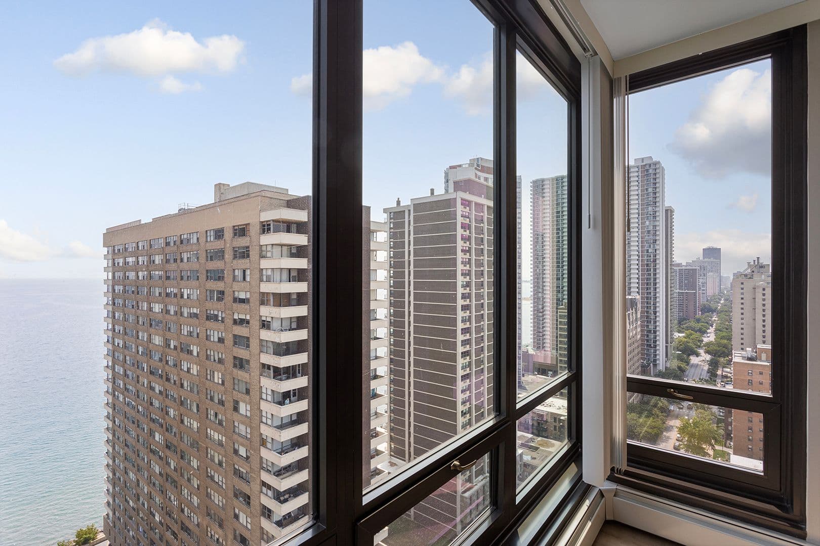 Chicago Apartment: 6166 N Sheridan Rd