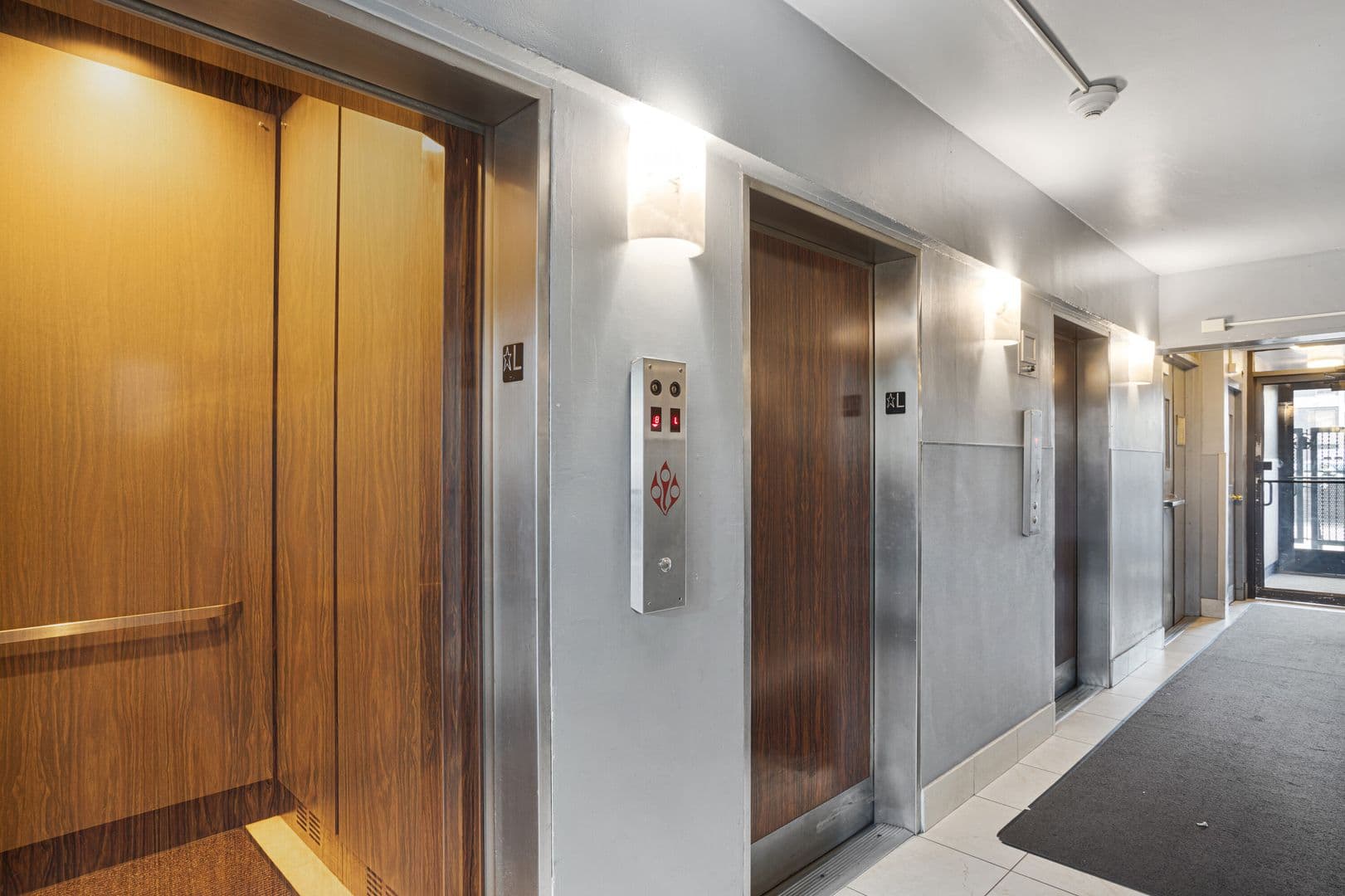 Chicago Apartment: 6166 N Sheridan Rd