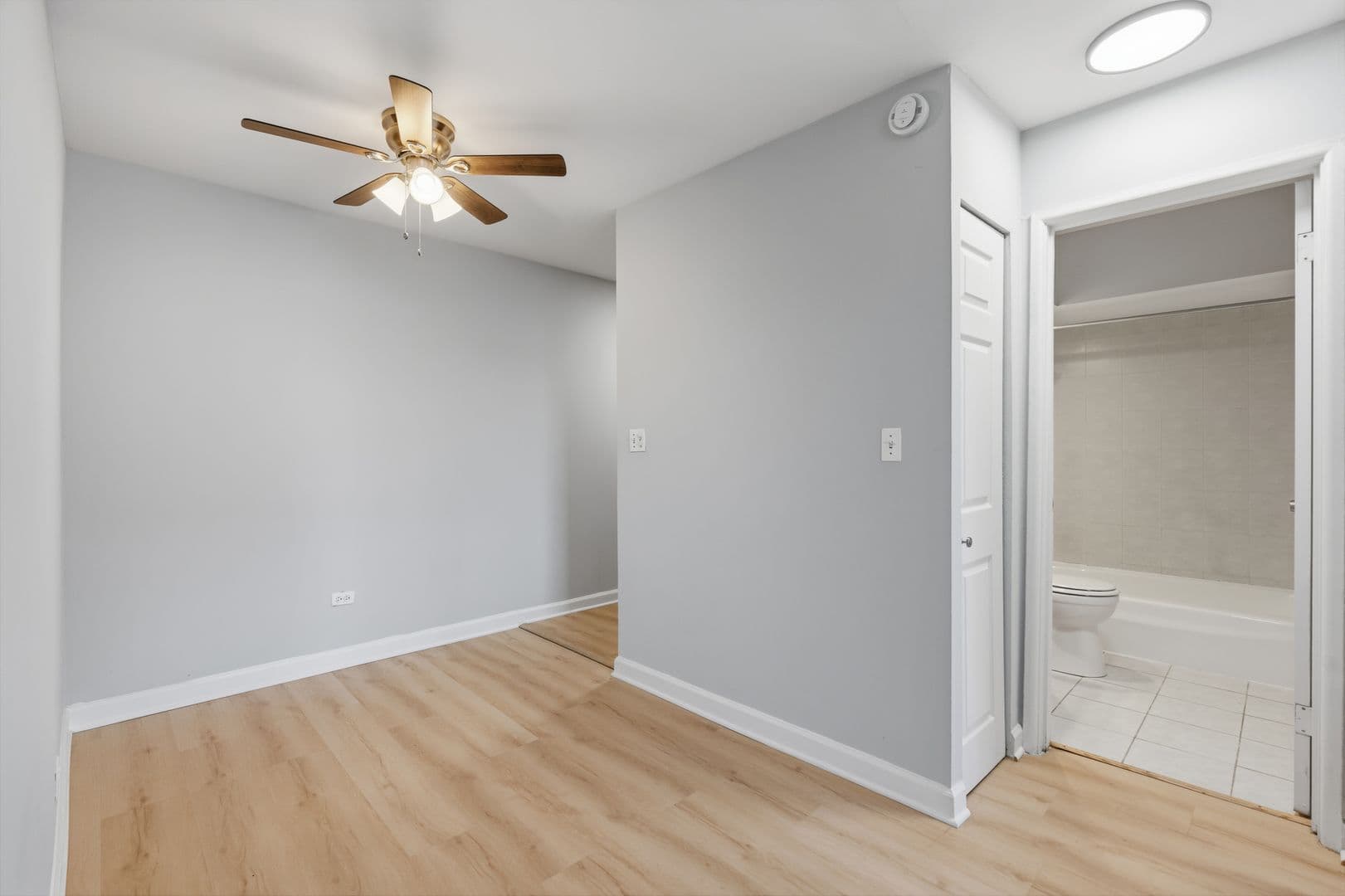 Chicago Apartment: 6758 N. Sheridan Rd.