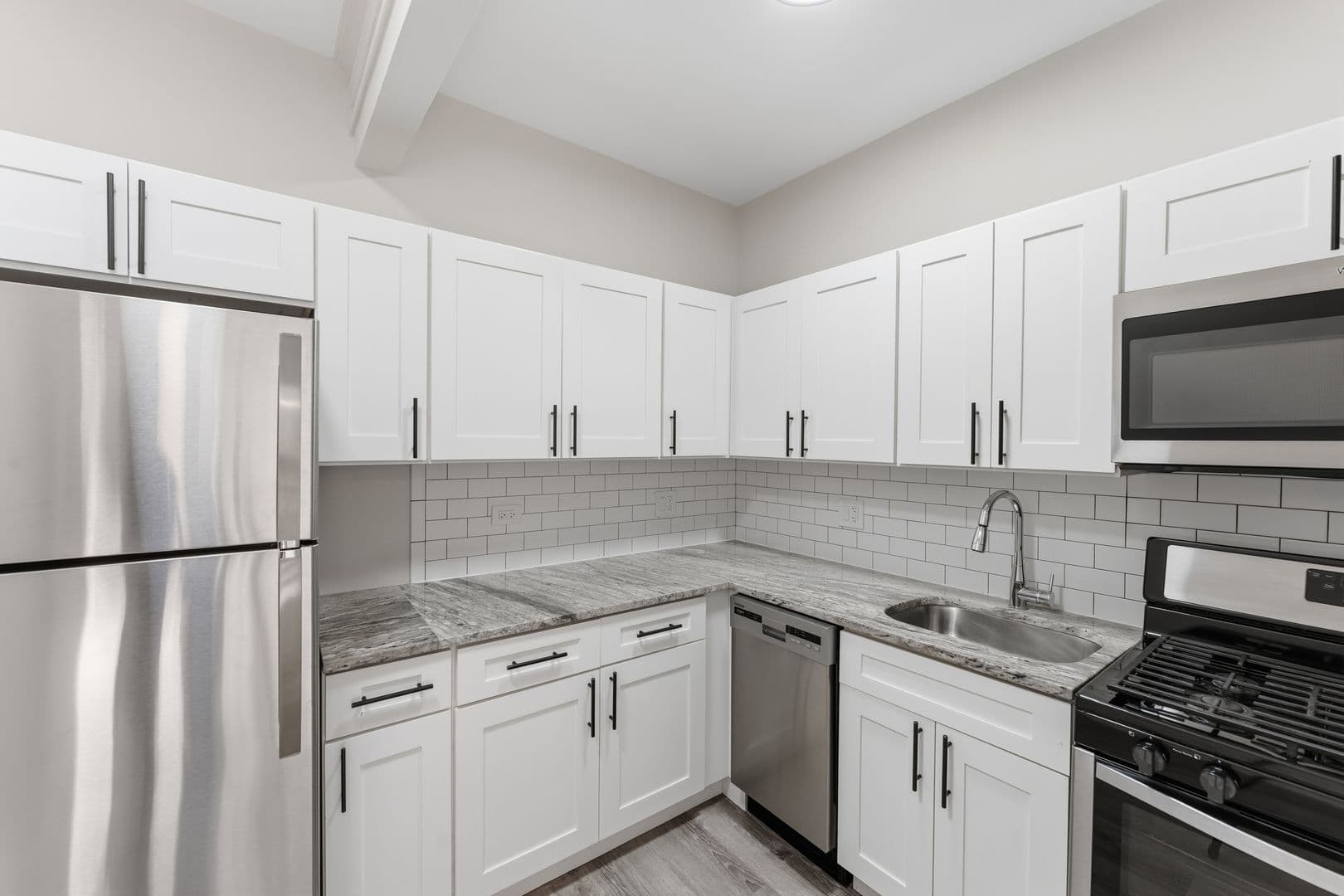 Chicago Apartment: 6807 N Sheridan Road