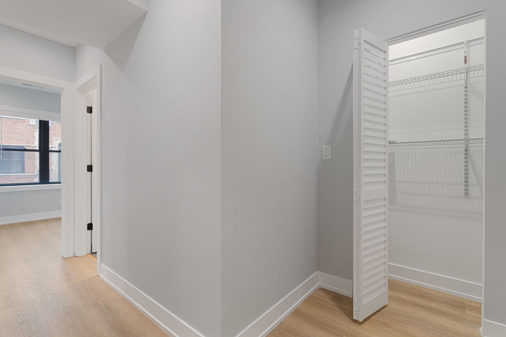 Chicago Apartment: 1548-1558.5 W Juneway
