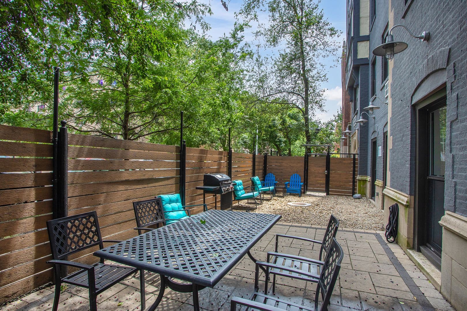 Chicago Apartment: 5718 N Winthrop Avenue