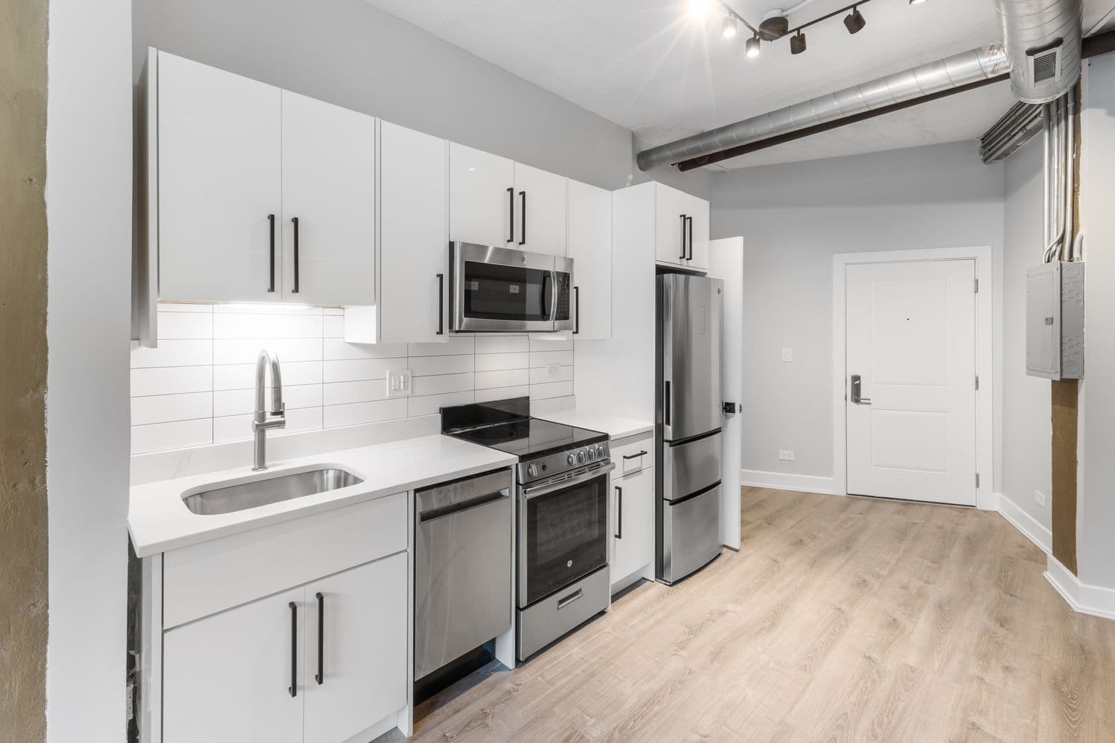 Chicago Apartment: 7645 N Sheridan Rd