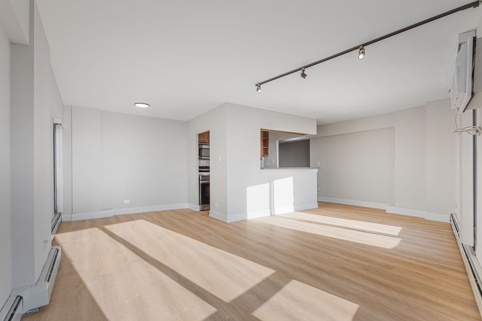 Chicago Apartment: 6166 N Sheridan Rd
