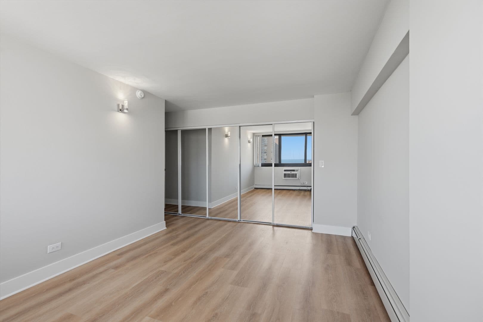 Chicago Apartment: 6166 N Sheridan Rd