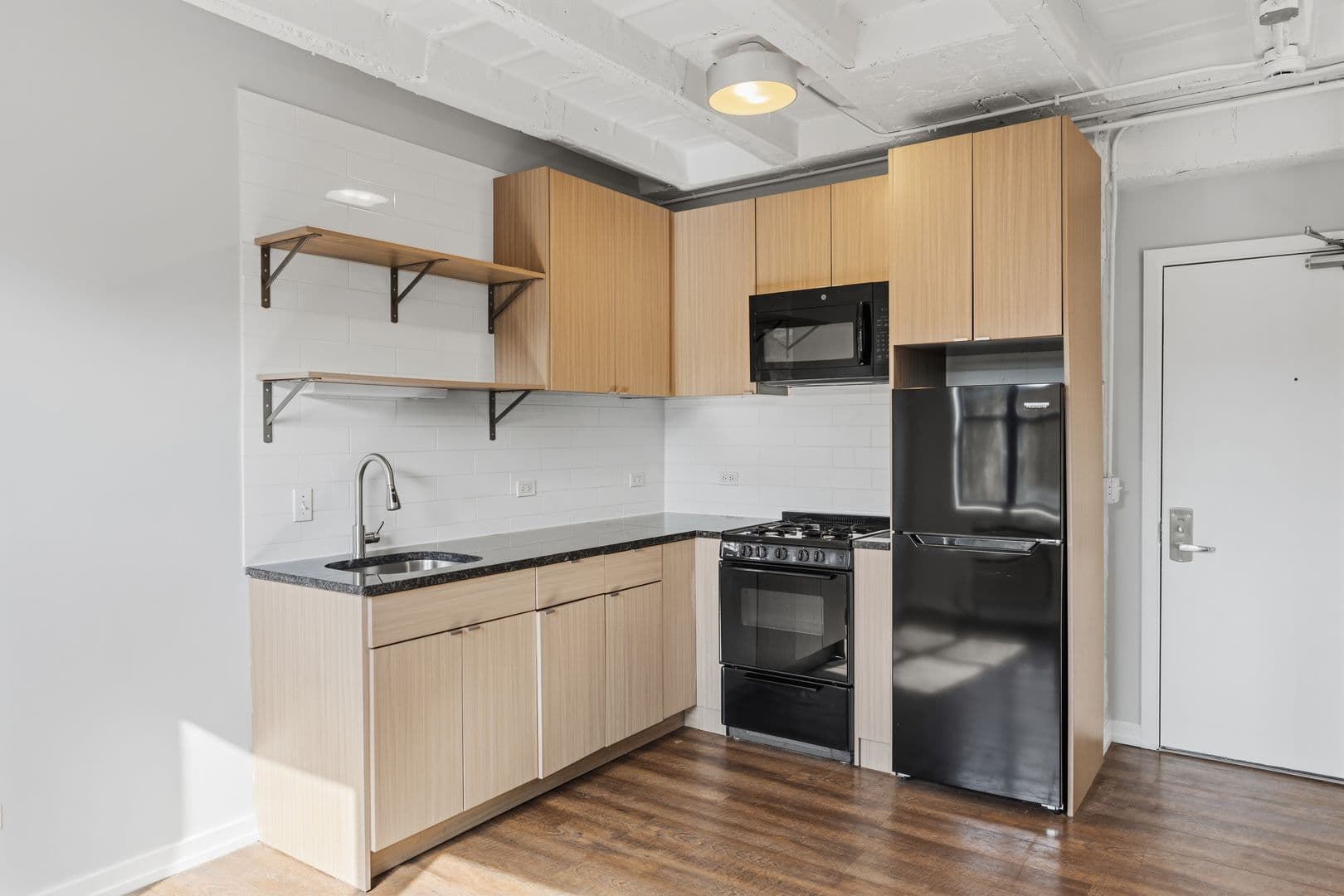 Chicago Apartment: 5718 N Winthrop Avenue