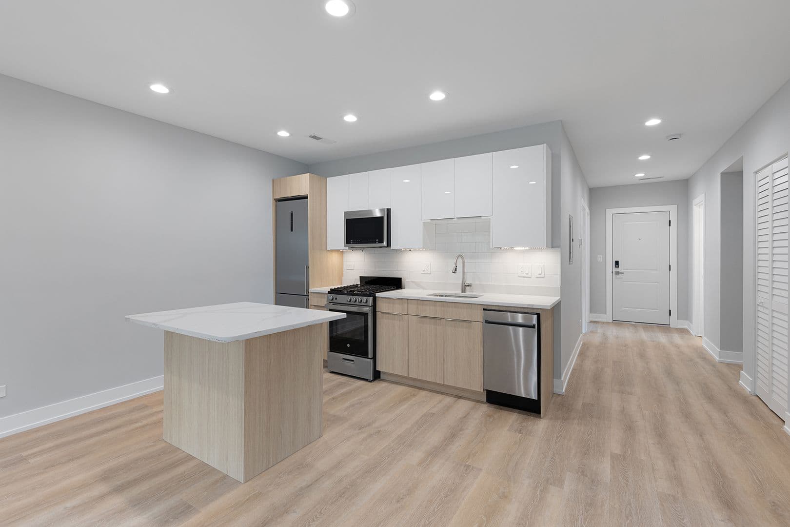 Chicago Apartment: 1548-1558.5 W Juneway