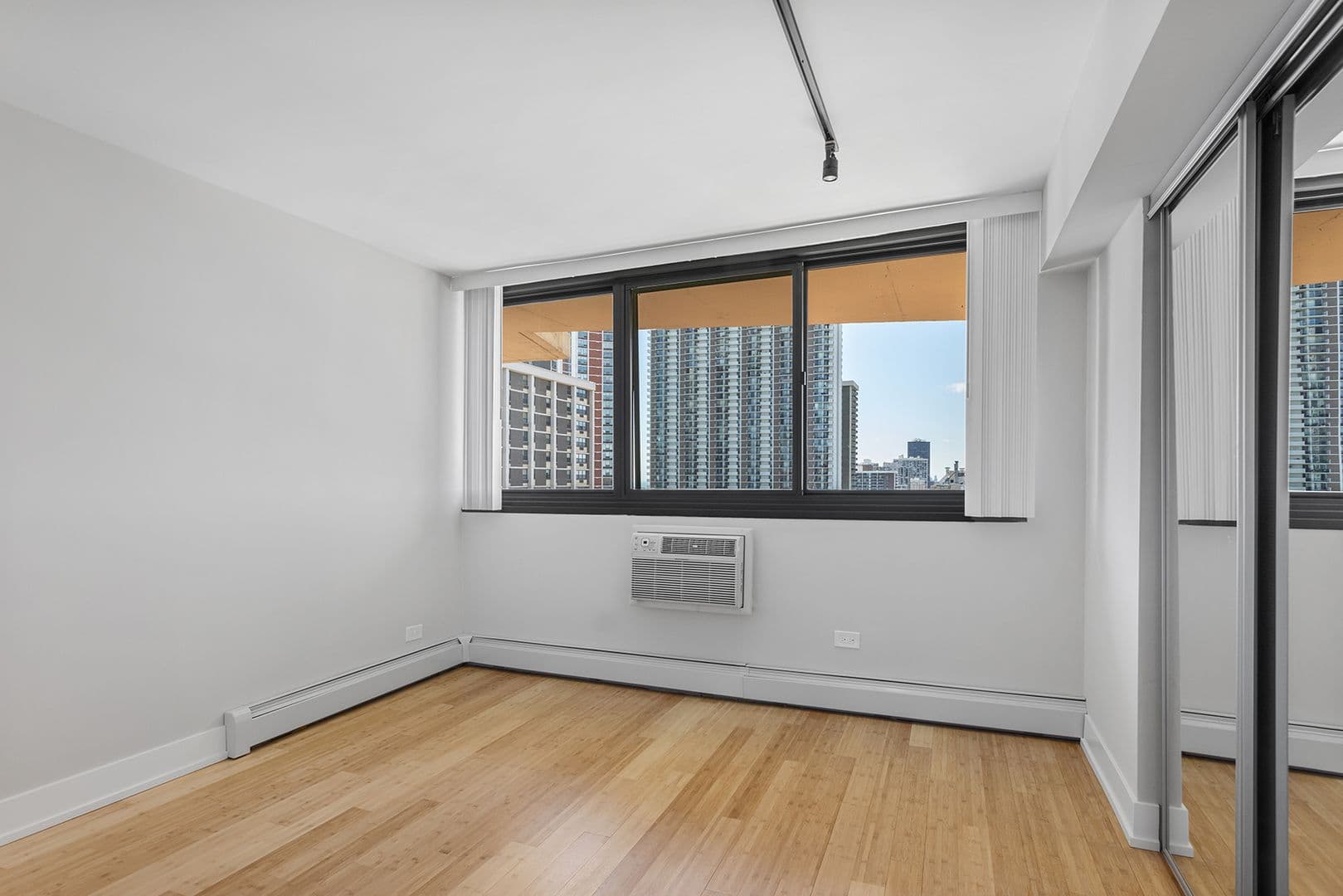 Chicago Apartment: 6166 N Sheridan Rd
