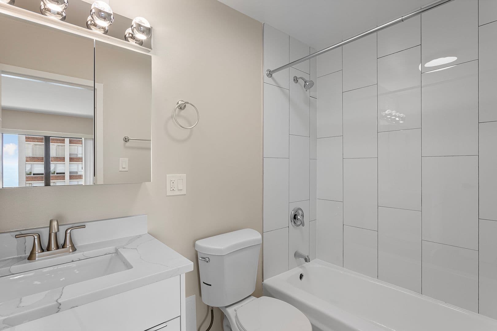 Chicago Apartment: 6166 N Sheridan Rd