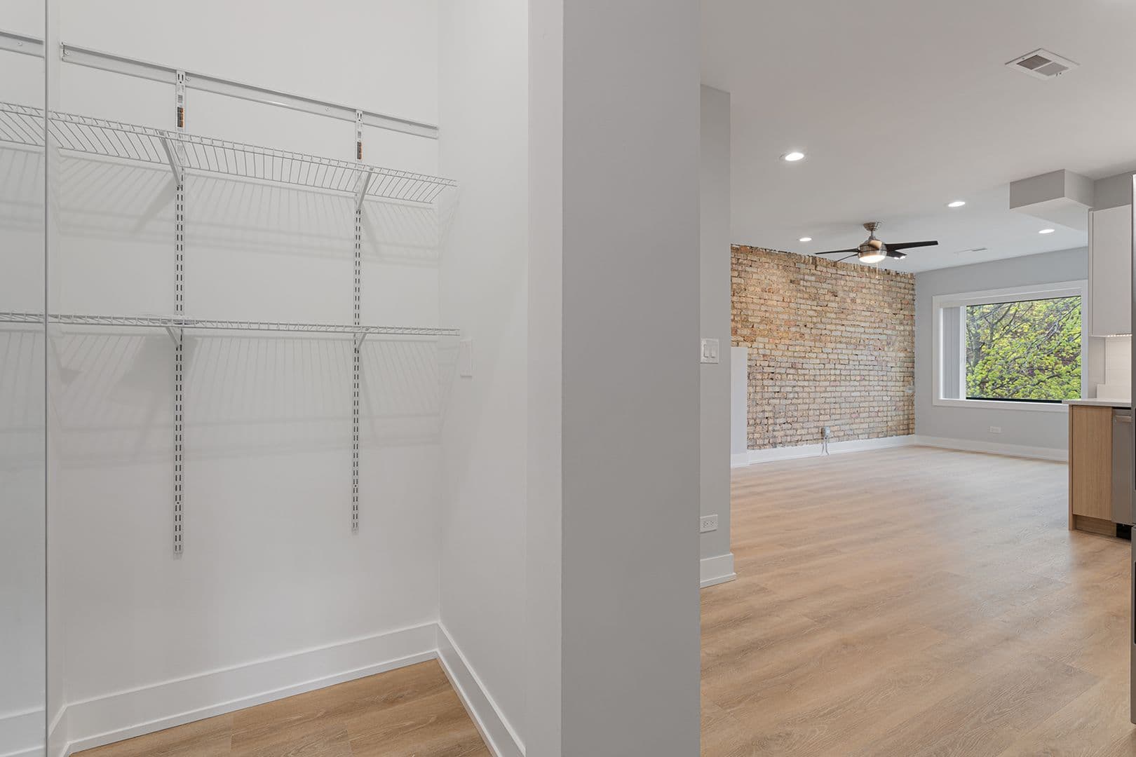 Chicago Apartment: 1548-1558.5 W Juneway