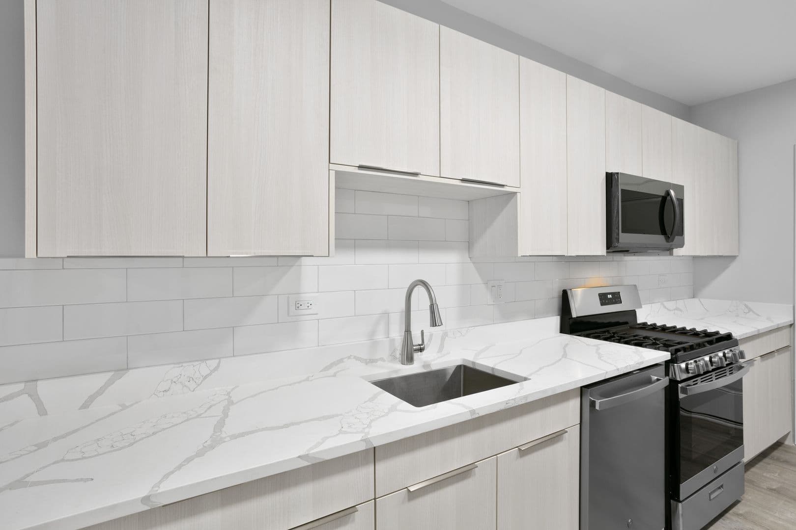 Chicago Apartment: 1700-08 W Juneway Terrace