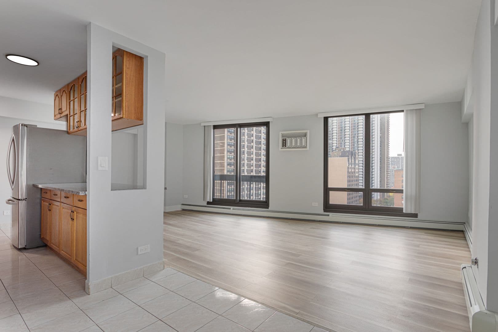 Chicago Apartment: 6166 N Sheridan Rd