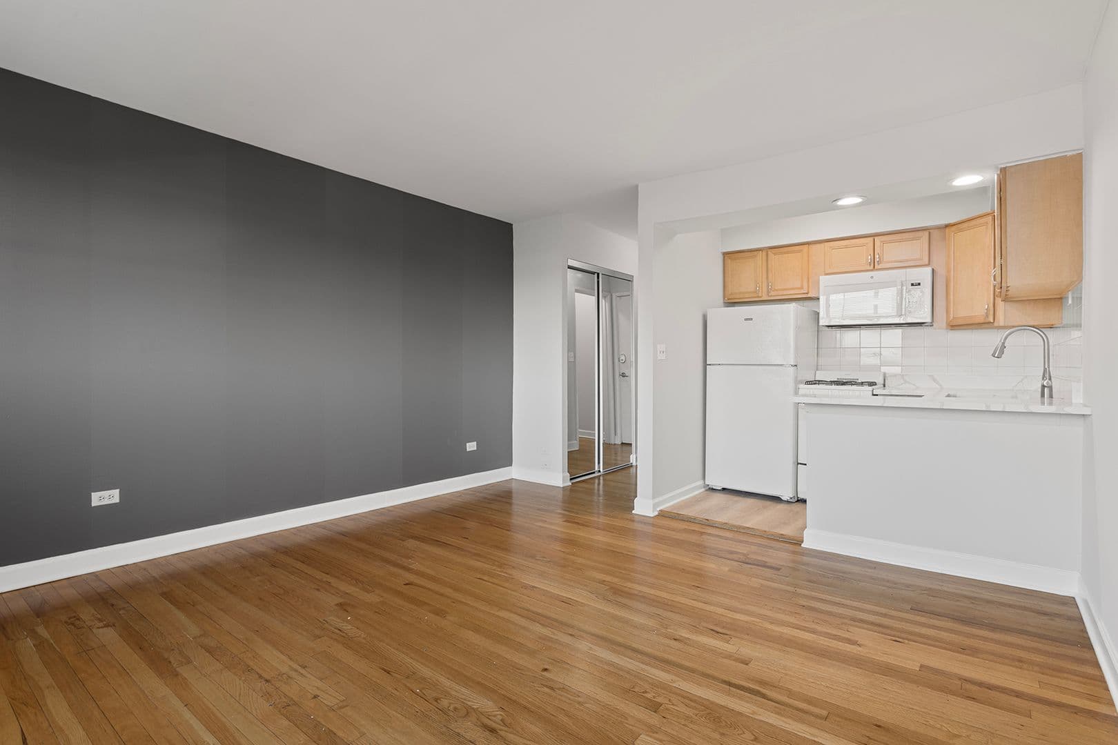 Chicago Apartment: 6758 N. Sheridan Rd.