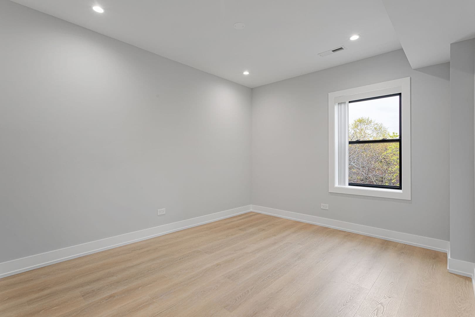 Chicago Apartment: 1548-1558.5 W Juneway