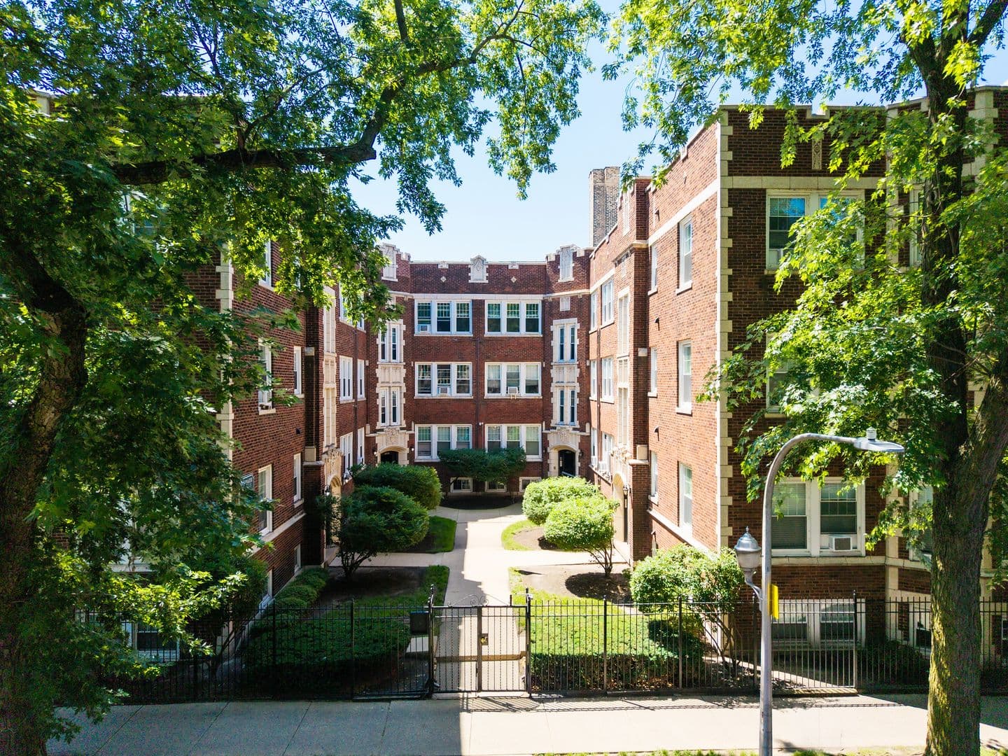 Chicago Apartment: 6035-6045 N Winthrop
