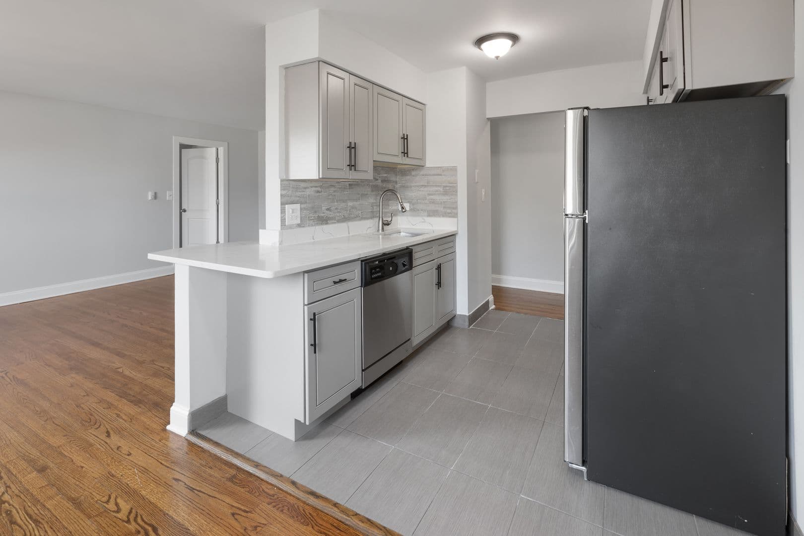 Chicago Apartment: 7545 N Winchester Avenue