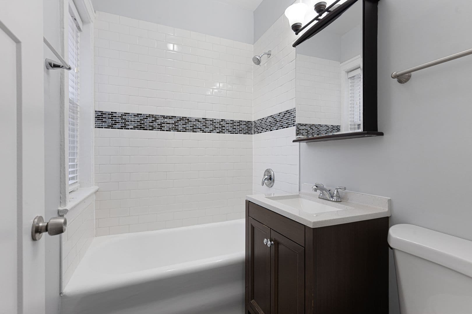 Chicago Apartment: 6100-6118 N Winthrop Ave