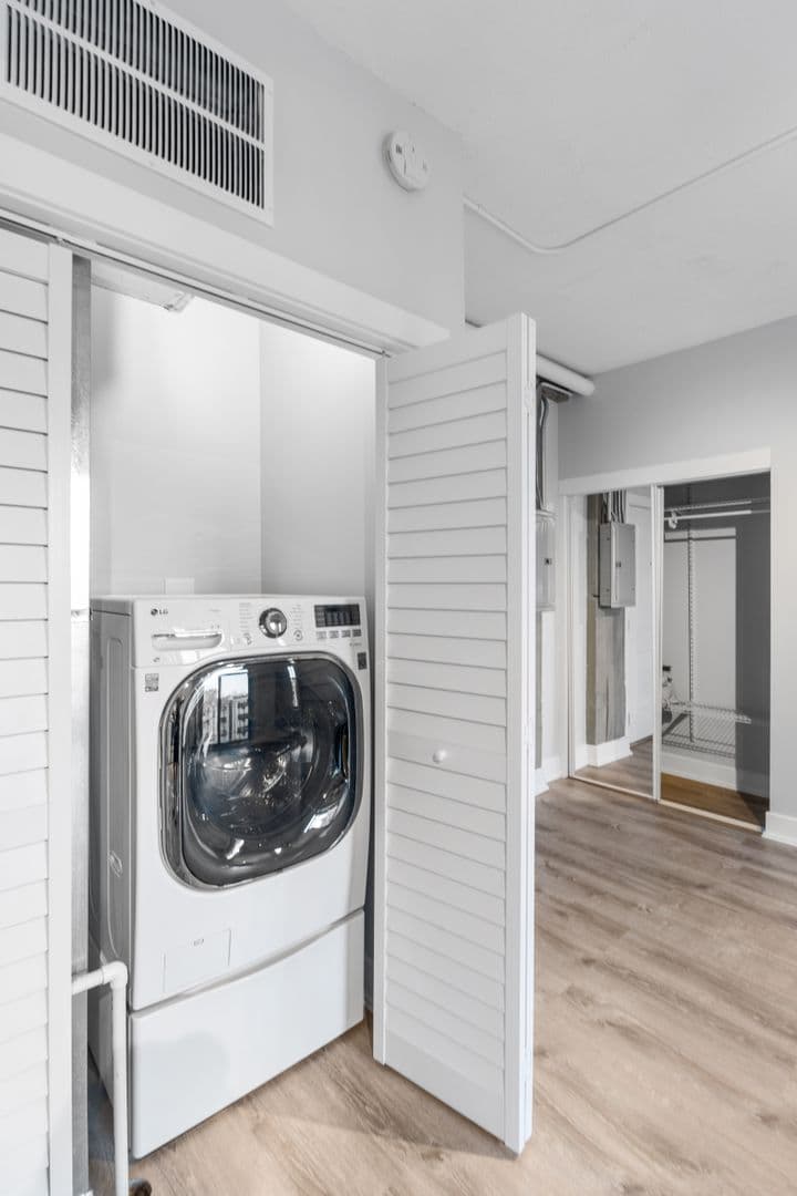 Chicago Apartment: 7645 N Sheridan Rd