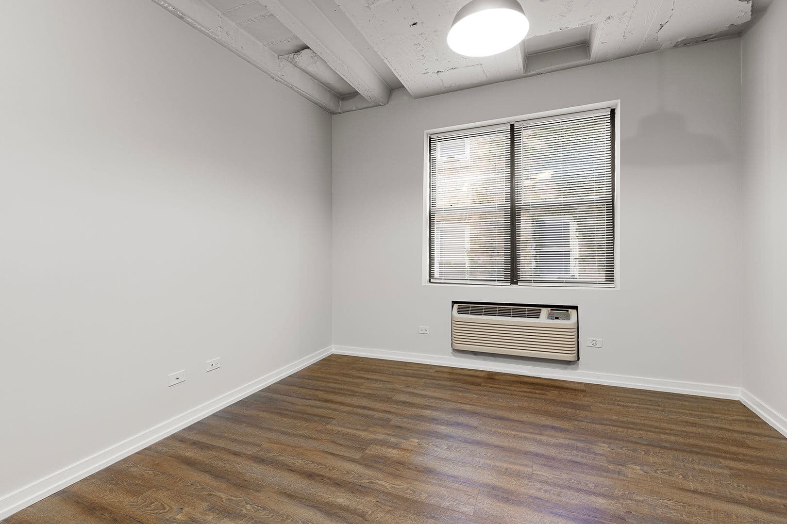 Chicago Apartment: 5718 N Winthrop Avenue