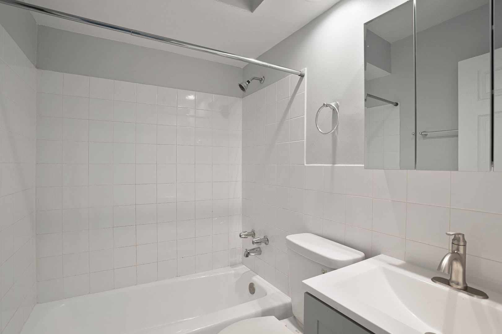 Chicago Apartment: 6758 N. Sheridan Rd.