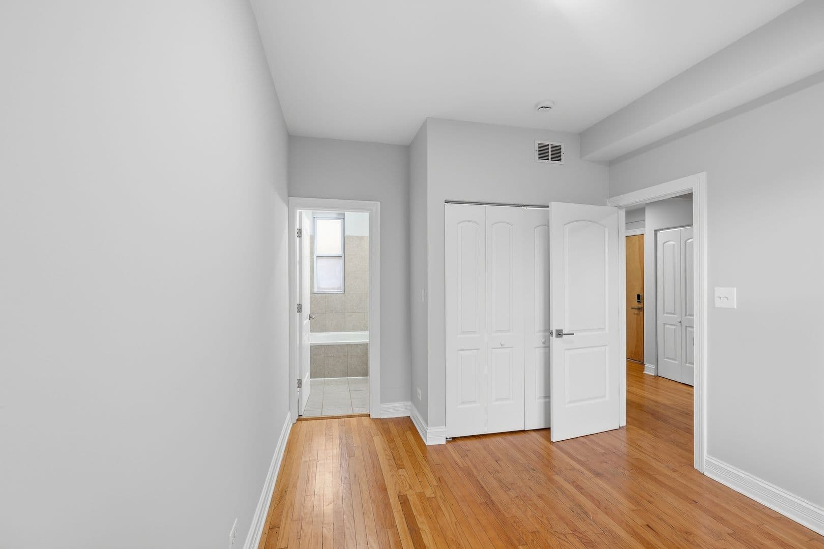 Chicago Apartment: 7320-30 N Damen Ave