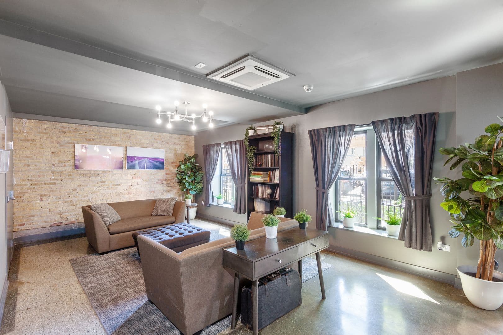 Chicago Apartment: 6019 N Winthrop Avenue