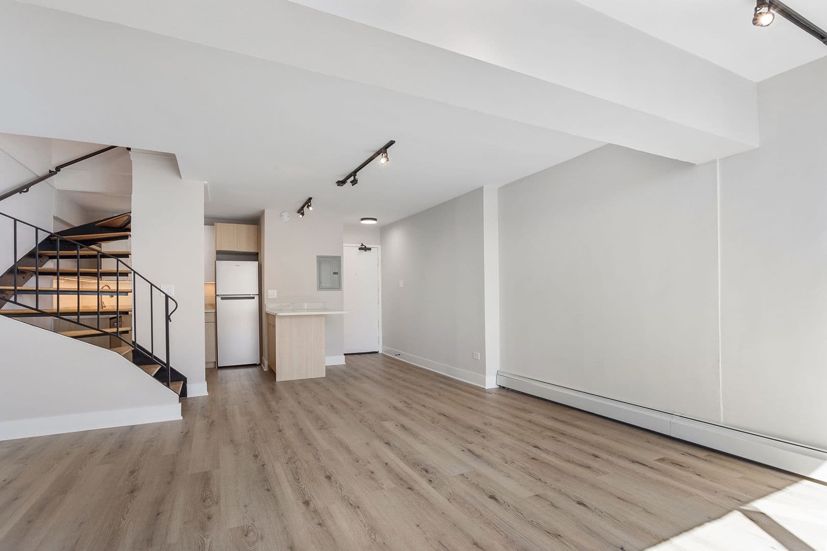 Chicago Apartment: 6166 N Sheridan Rd