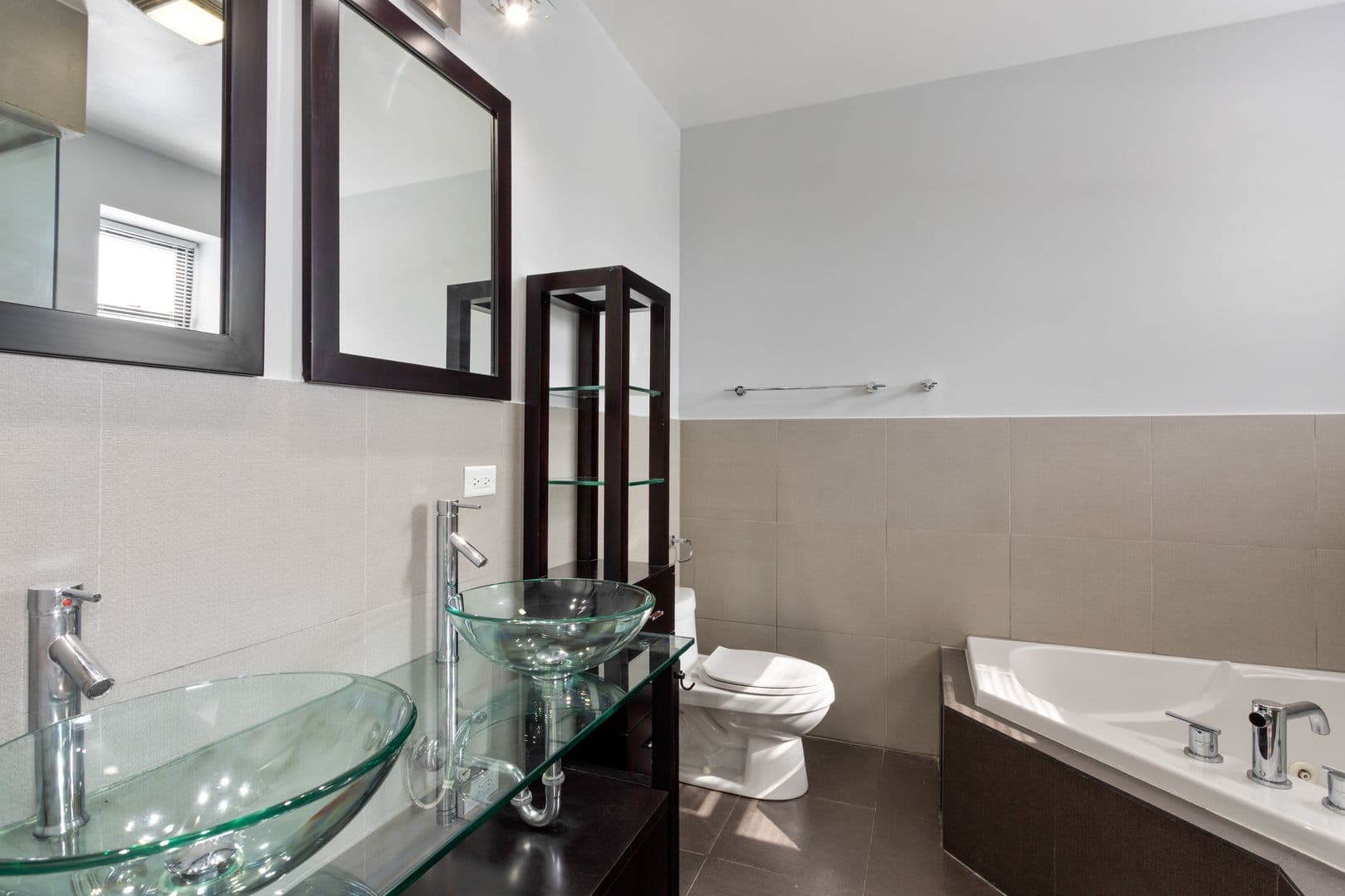 Chicago Apartment: 1412 W Morse