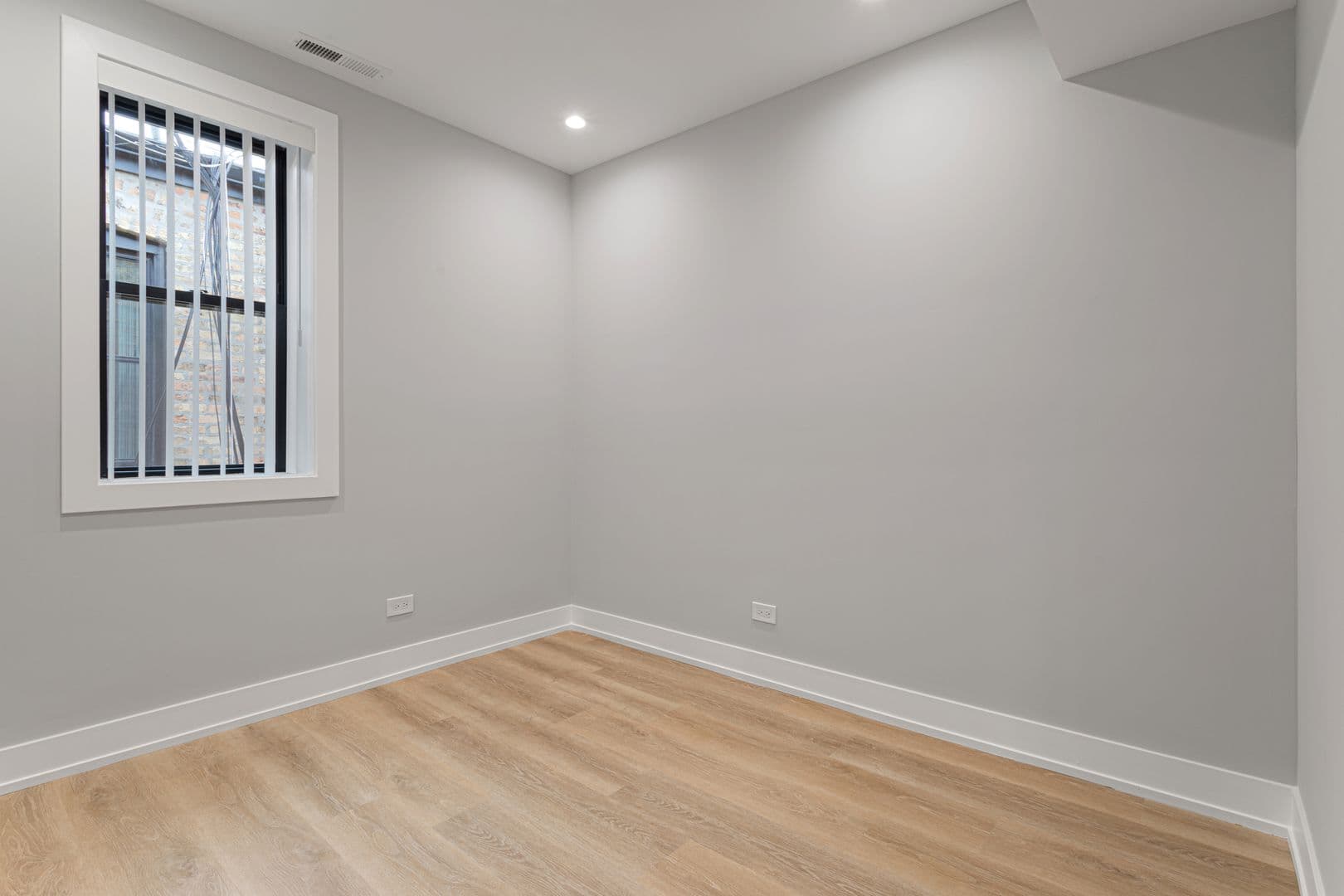 Chicago Apartment: 1548-1558.5 W Juneway