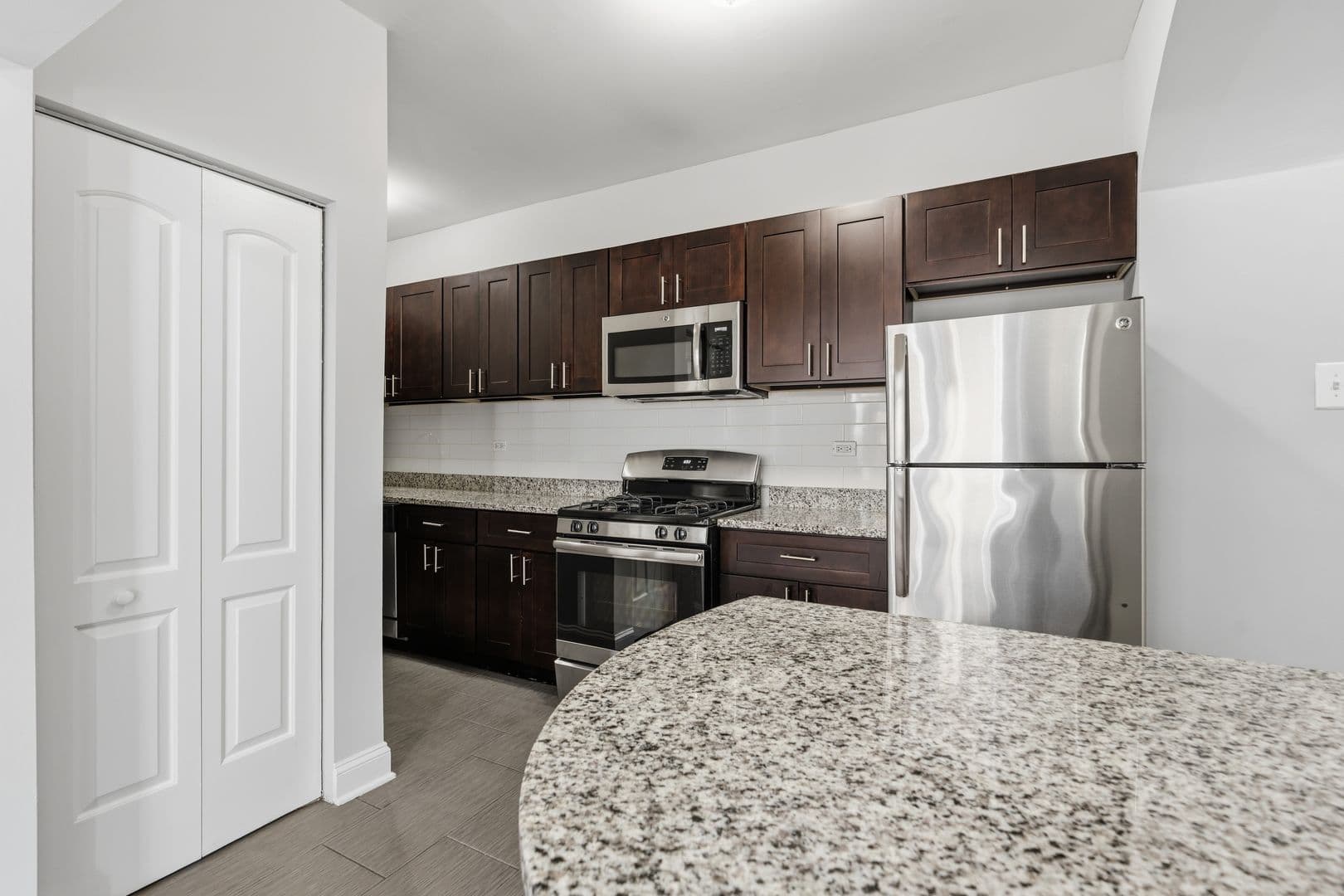 Chicago Apartment: 1608 W Sherwin Ave