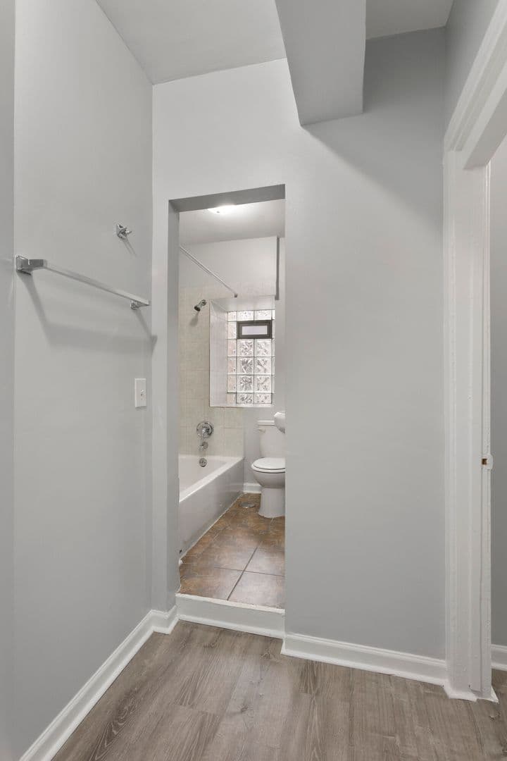 Chicago Apartment: 4555 N Malden St
