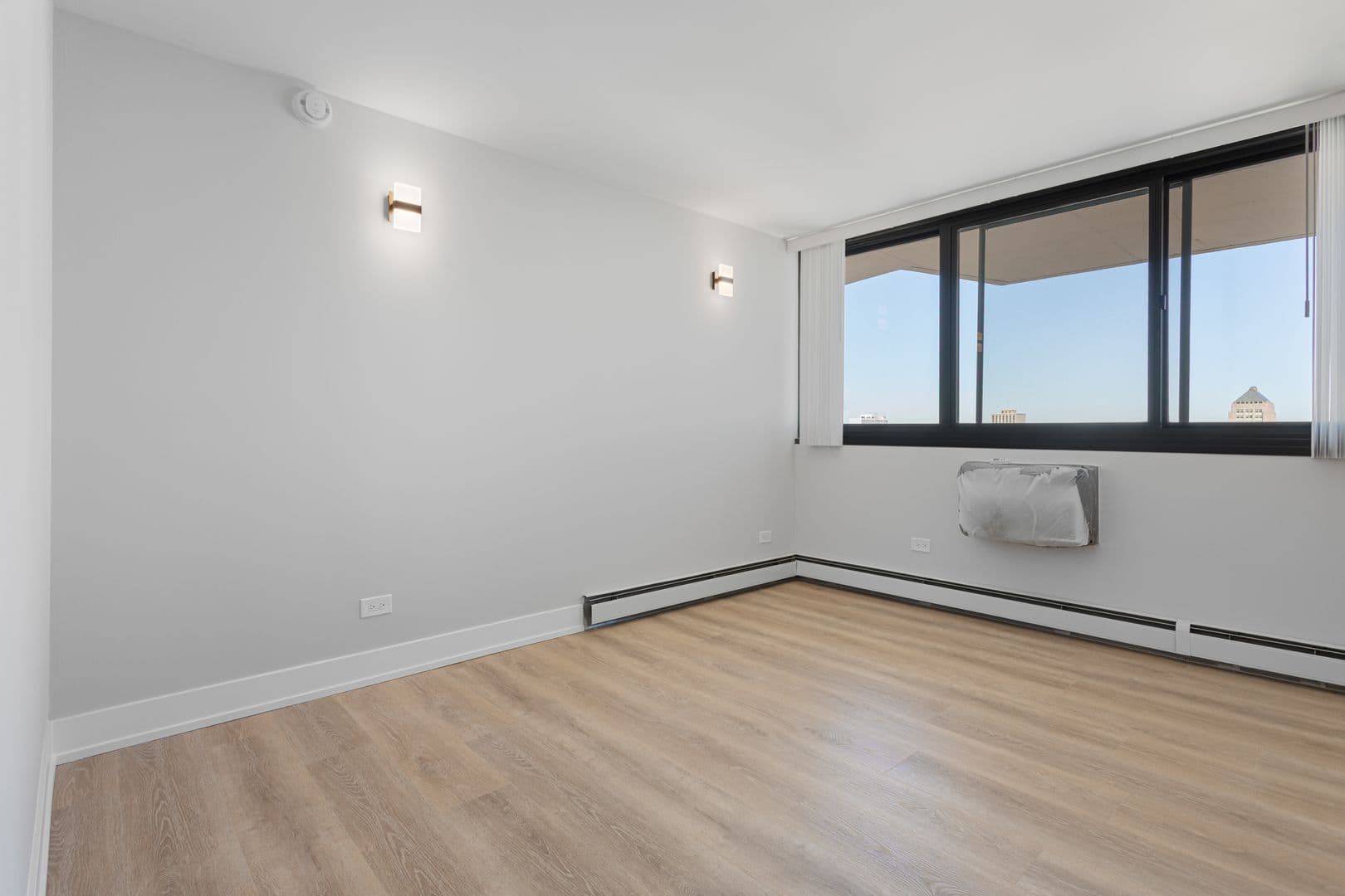 Chicago Apartment: 6166 N Sheridan Rd