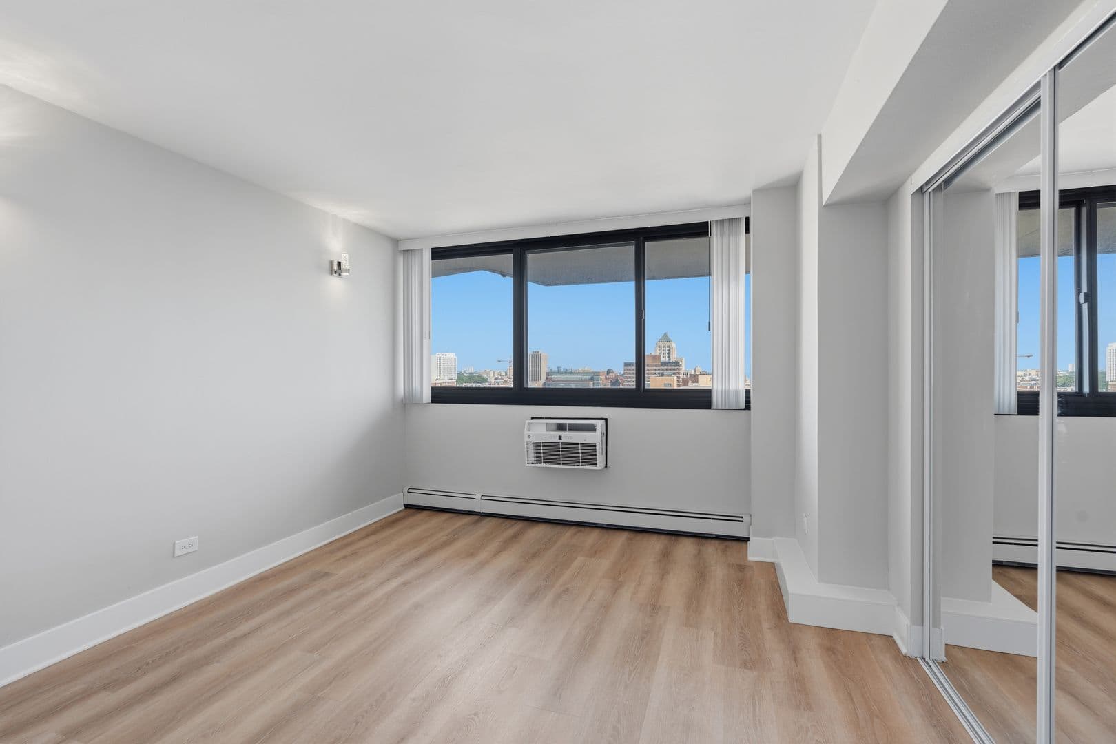 Chicago Apartment: 6166 N Sheridan Rd