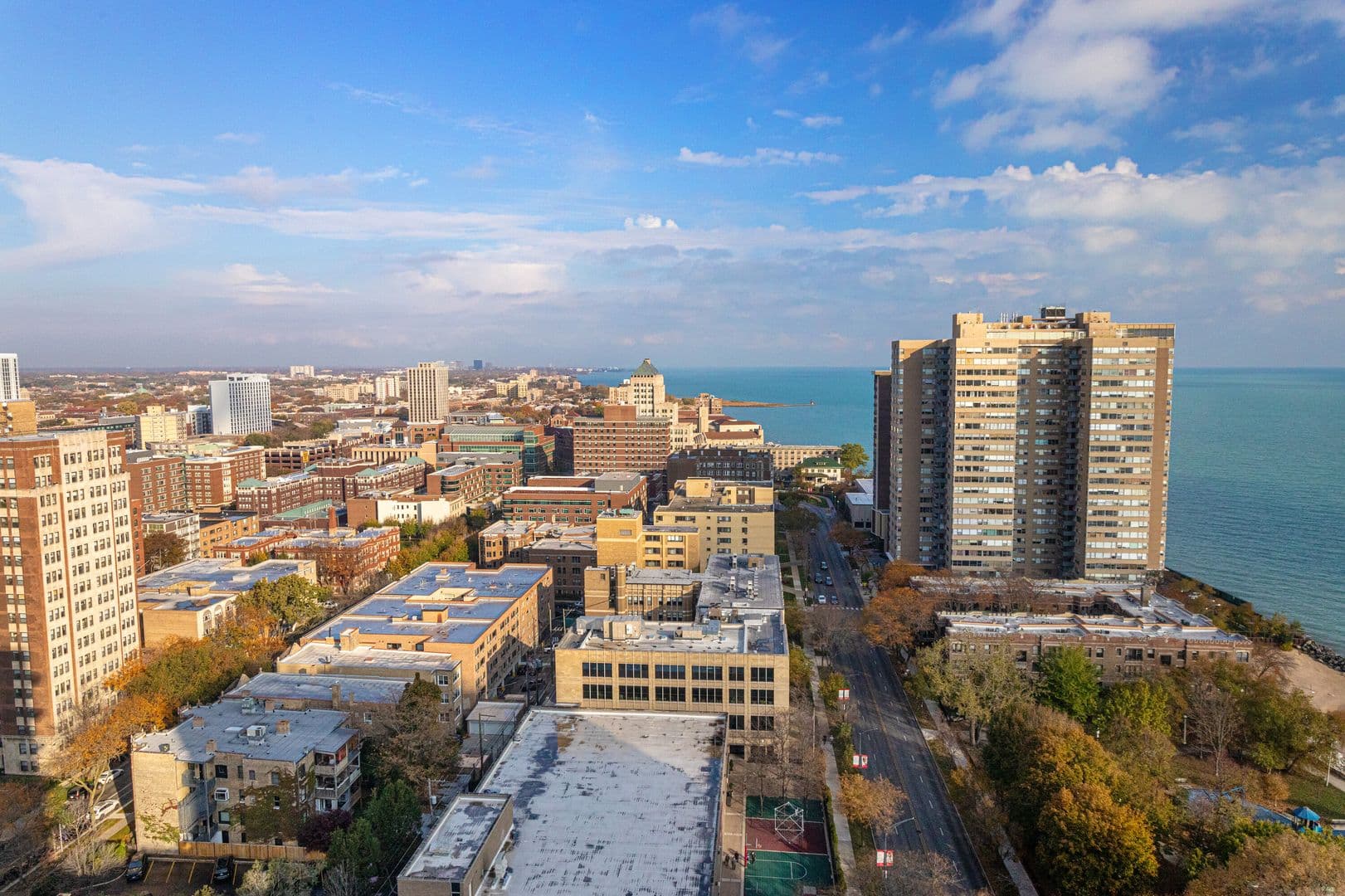 Chicago Apartment: 6166 N Sheridan Rd