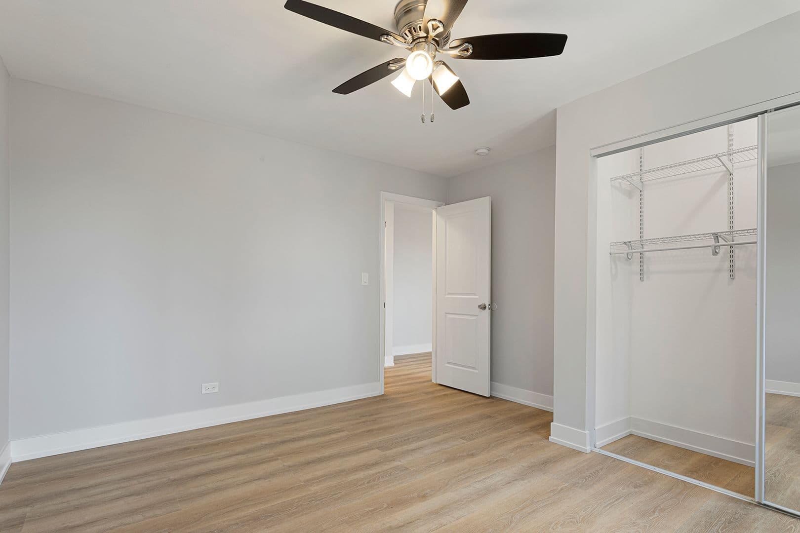 Chicago Apartment: 6021 N Winthrop Ave