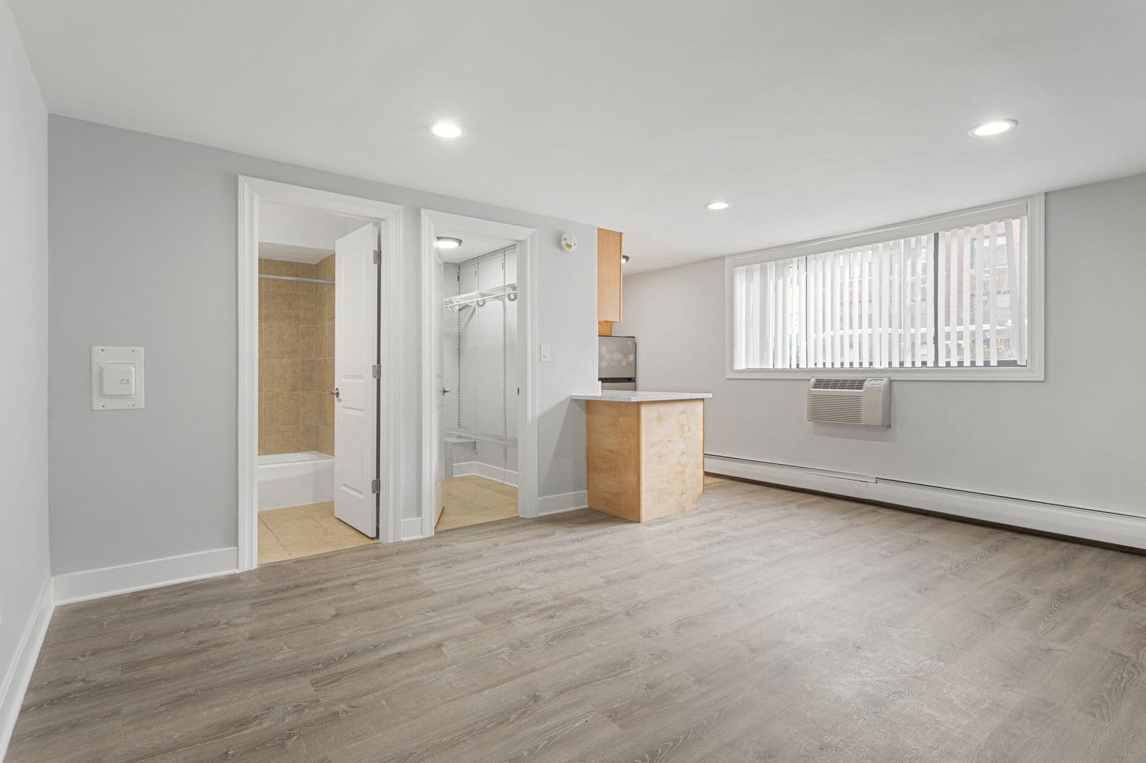 Chicago Apartment: 6758 N. Sheridan Rd.