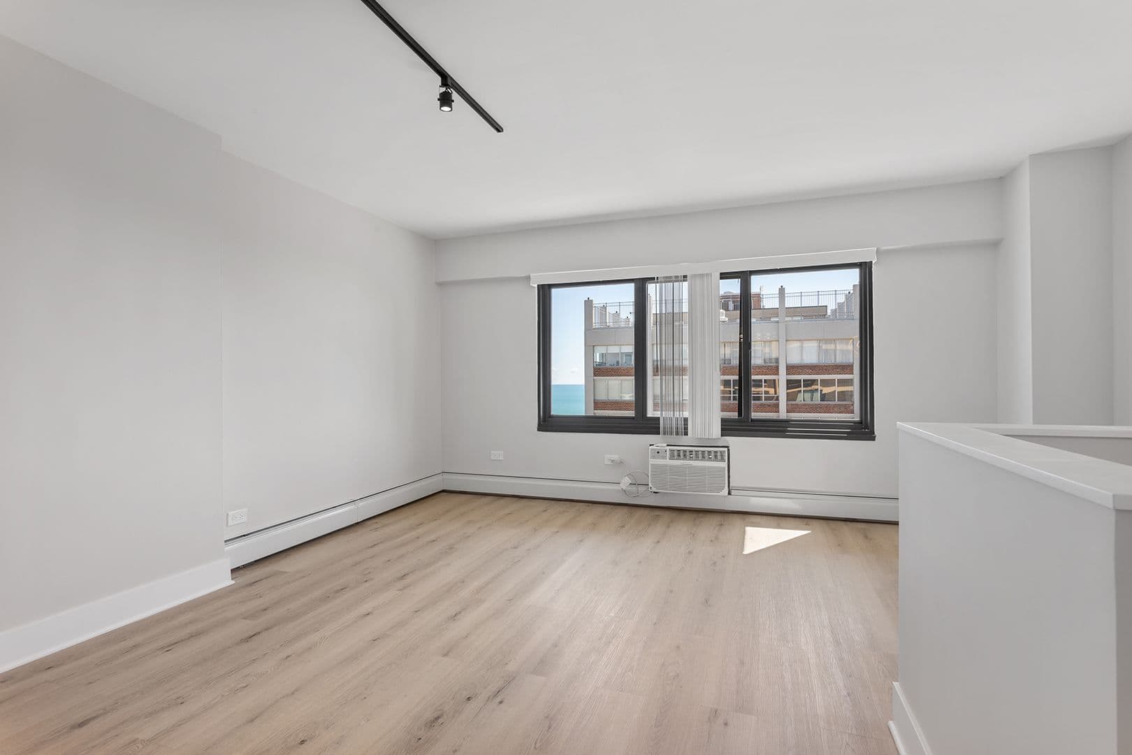 Chicago Apartment: 6166 N Sheridan Rd