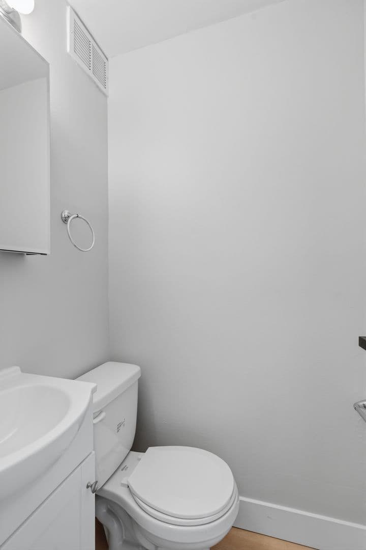 Chicago Apartment: 6166 N Sheridan Rd
